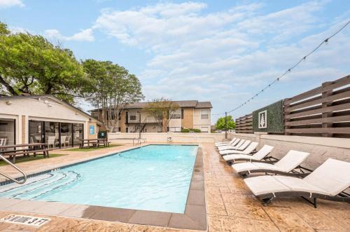New Braunfels Apartamento | Comfortable 2BR - Pool Near Major Attractions