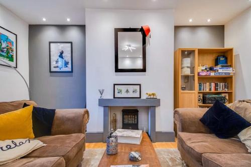 Meltham Casa | Comfortable 3-Bed Countryside Retreat, Family & Pet Friendly, Sleeps 5