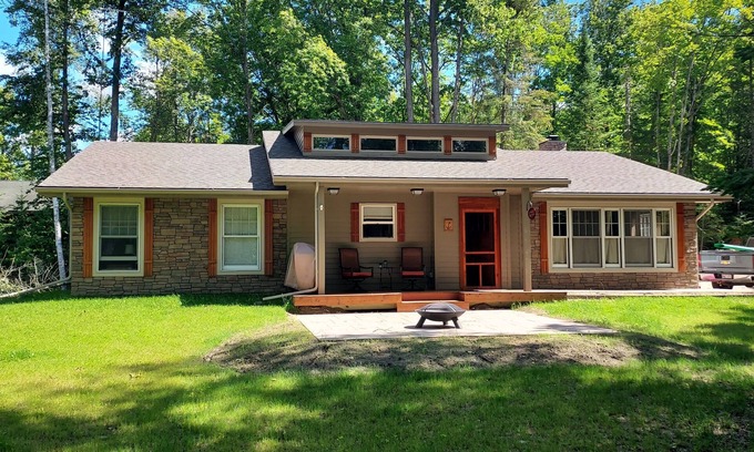 Grand Rapids Casa | Comfortable 3 bedroom cape cod style home