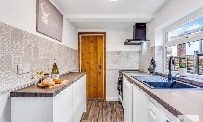 Coalville Apartamento | Comfortable 3 Bedroom Gem with 2 Bathrooms Perfect for Groups