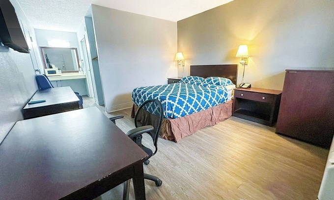 Madisonville Hotel | Comfortable and Clean Room Near Madisonville’s Top Parks and Trails