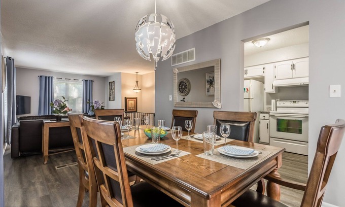 Lenexa Casa | Cómodo y elegante dúplex 3BDR, unidad n. ° 3