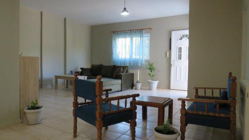 Aigio Apartamento | Comfortable and Spacious Home Near Beaches