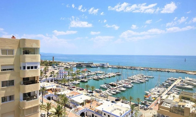 Estepona Apartamento | Cómodo apartamento con vistas y aire acondicionado, Puerto de Estepona frente al mar cerca de bares