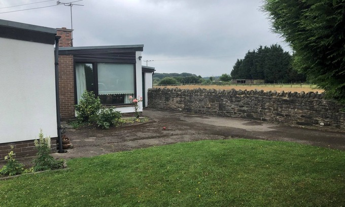Coleford Casa | Comfortable architect designed retro style bungalow, easy access