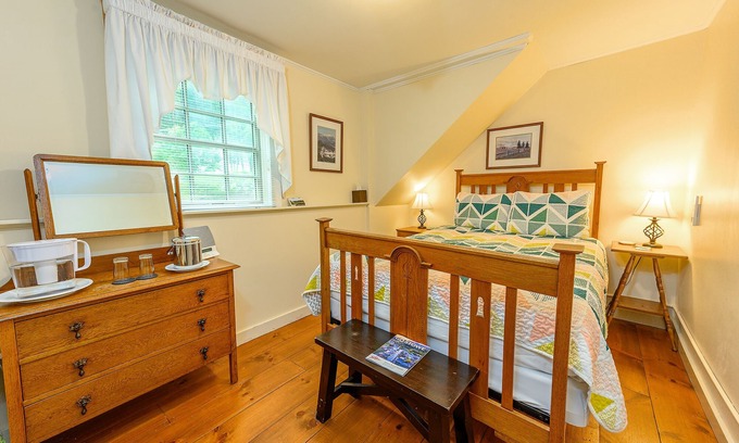 Stowe Cama Y Desayuno | Comfortable budget room with queen bed, street view, and all-glass shower stall with full service breakfast included