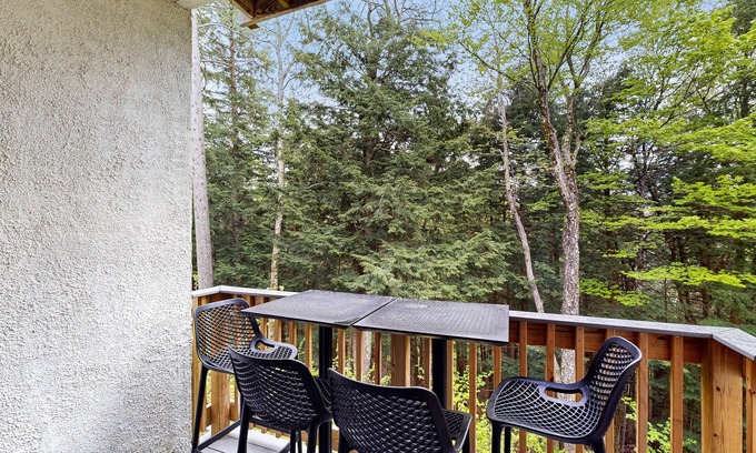 Warren Condominio | Comfortable condo with pools, hot tubs, tennis, gym, sauna, & game room