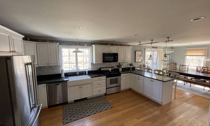 Edgartown Casa | Comfortable Edgartown Home-Pet Friendly. HOT TUB & POOL TABLE