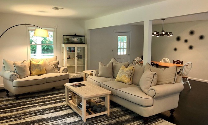 Montauk Casa | Comfortable family home backing up to preserve land- 5 min to Ditch
