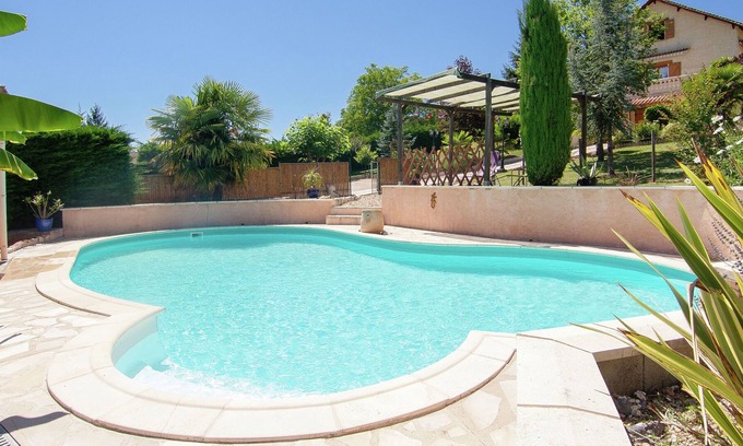Manzac-sur-Vern Casa | Cómoda casa de vacaciones con piscina privada, mucho espacio y privacidad