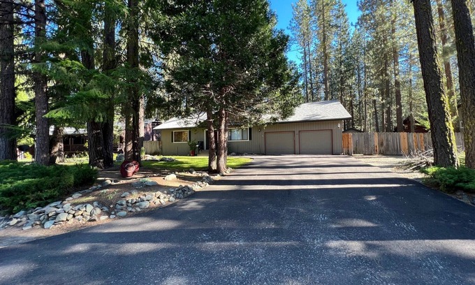 Graeagle Casa | Cómoda casa que admite mascotas cerca del campo de golf