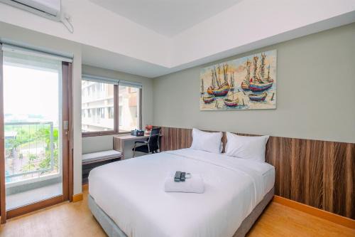 Duren Sawit Apartamento | Comfortable Pool View Studio Room at Gateway Park LRT City Jatibening Apartment By Travelio