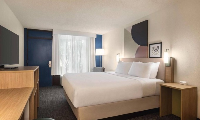 Gulf Gate Estates Hotel | Comfortable Room w/ Free Breakfast, Pool & Pet-Friendly Near Beaches