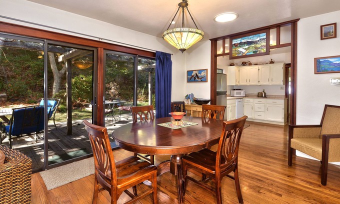 Freestone Casa | Cómoda cabaña de tejas de dos habitaciones en medio de jardines y 4. 5 acres de bosque