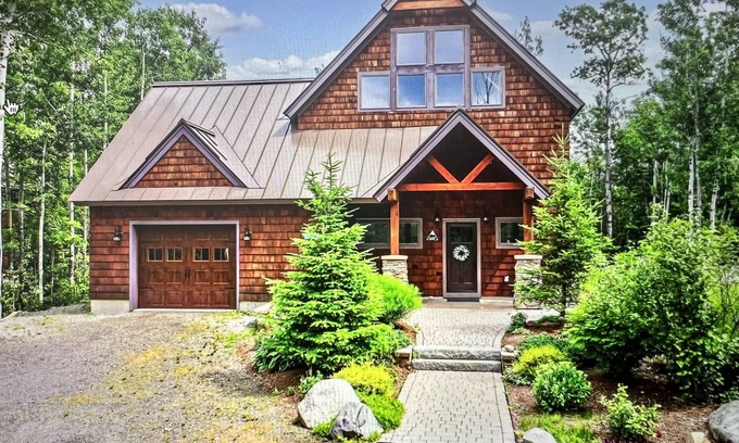 Carrabassett Valley Casa | Comfortable mountainside living w/ large outdoor patio, super close to golfing
