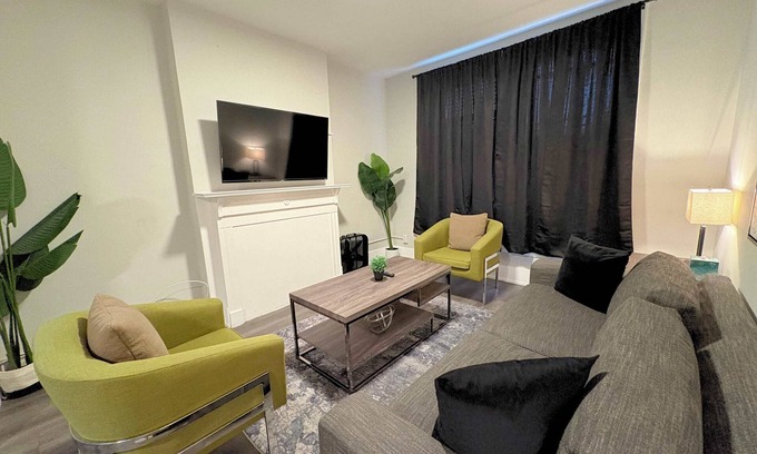 Sheffield and DePaul Apartamento | Comfortably Appointed 3BR Apt