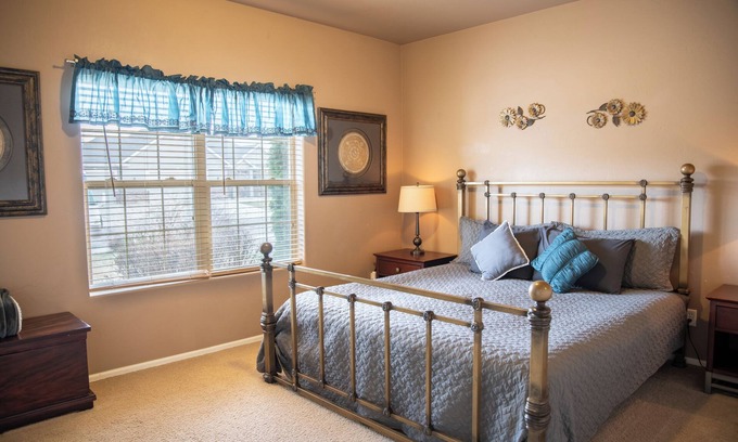 Montrose Casa | COMFY 2 bedroom 1 bath, living room, mini kitchen with 70" smart TV & Grill