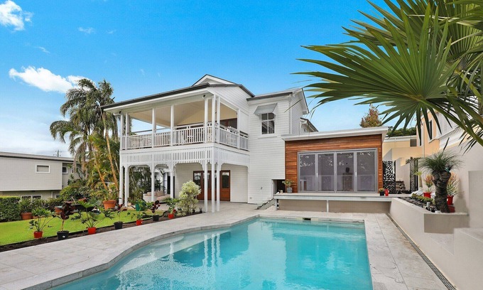 East San Mateo Casa | Comfy beds in a central location
