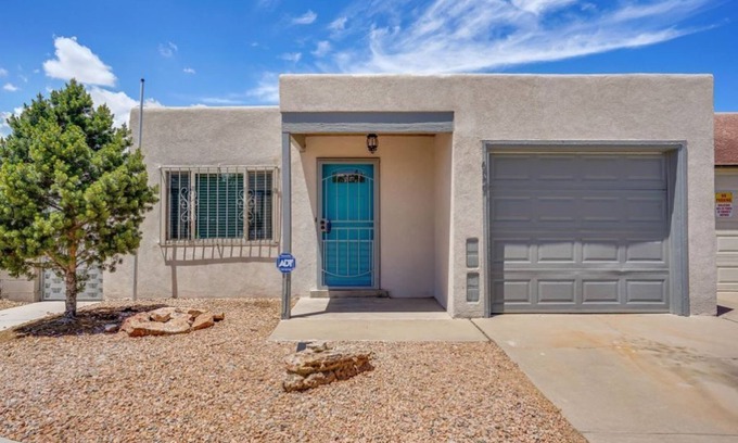 Ladera West Casa | Comfy, contemporary, quiet retreat with views of the Petroglyphs