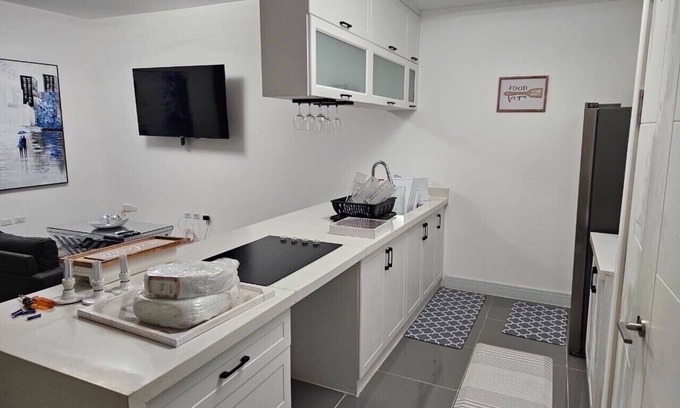 Beverly Hills Apartamento | Comfy Cove. Apt fully air conditioned with Wi-Fi