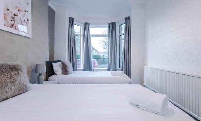 Salford Casa | Comfy Four Bedroom House with parking