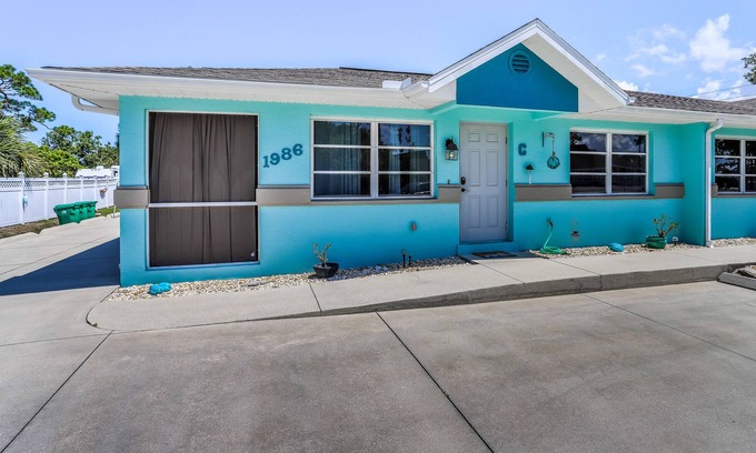 Grove City Apartamento | Comfy home near beach with WiFi, W/D, AC, pool, grill, & ping-pong - dogs OK