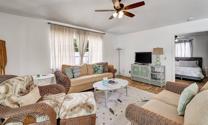 Grove City Casa | Comfy home near beach with WiFi, W/D, AC, pool, grill, & ping-pong - dogs OK