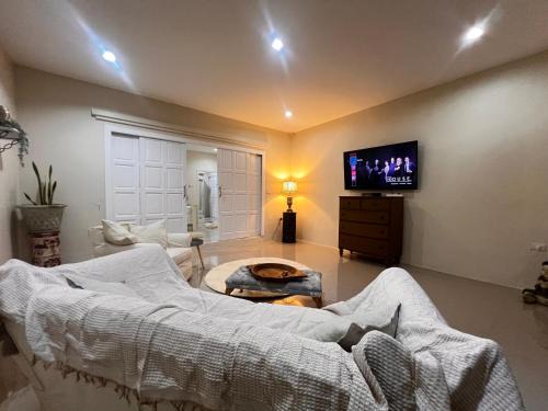 Pong Casa | Comfy lakeside apartment