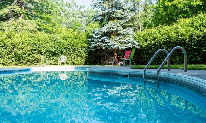 Tay Valley Cabaña | Comfy Loft Cottage in Sharbot Lake with Outdoor Pool and Lake Access
