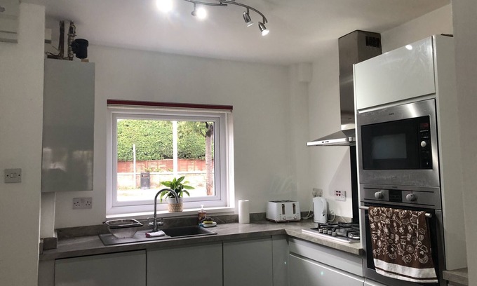 Cheltenham Casa | Comfy modern townhouse/w free parking & garden, newly refurbished, self catering
