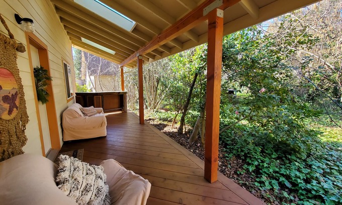 Grass Valley Casa | Comfy, spacious 1 bedroom house in Grass Valley, bohemian, romantic, artsy, cozy