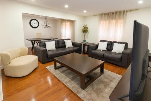 Orangeville Casa | Comfy & Spacious 4BR Family Home with Free Parking, Laundry, BBQ! 10 Min Walk to Headwaters Hospital, 5 Min Drive to Mount Alverno Luxury Resorts, Ideal for Medical, Vacation or Work Stays!
