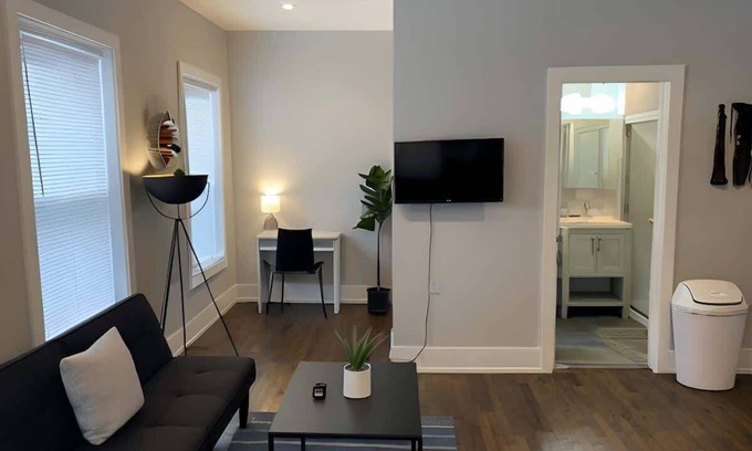 Chicago Apartamento | Comfy Studio in Portage Park- Great Value!