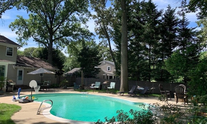 Parole Casa | Cocina gourmet, pisos de madera, sala de 4 estaciones con calefacción y aire acondicionado con vista al patio privado cercado con hermosa piscina, pozo de gas, parrilla de gas, área de patio