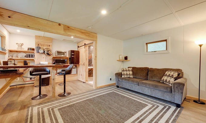 Hillsgrove Cabina | Community Rec Center: Outdoor Haven in Hillsgrove!