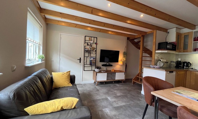 Midsland Apartamento | Compact apartment with sunny terrace and extra toilet on bedroom floor.