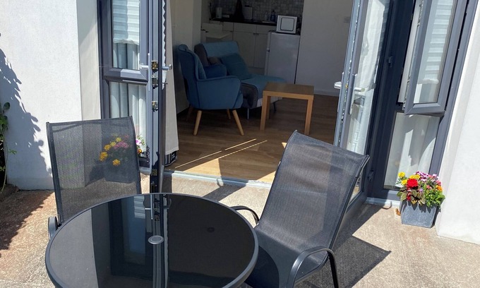 Ballincar Apartamento | Compact, cosy, contained, self catering getaway in coastal village of Rosses Pt