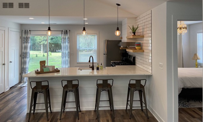 Williams Bay Cabaña | Completely REBUILT 2 bed cozy cottage - walk to beach, restaurants and bars