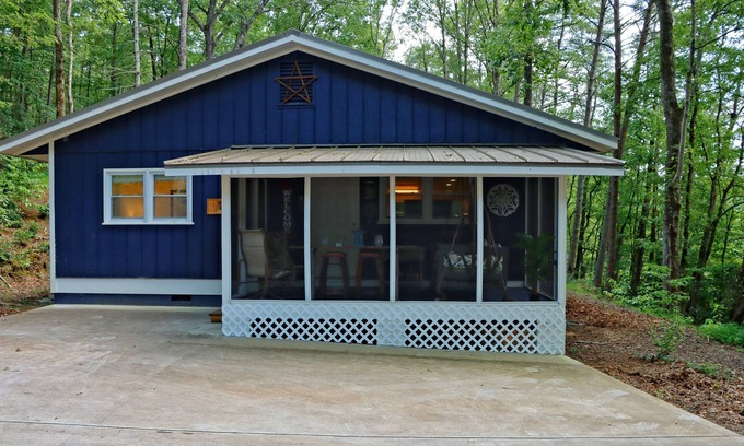 Clarkesville Cabaña | Completely Remodeled Cabin Minutes from Lake Burton! New Listing! Pet Friendly