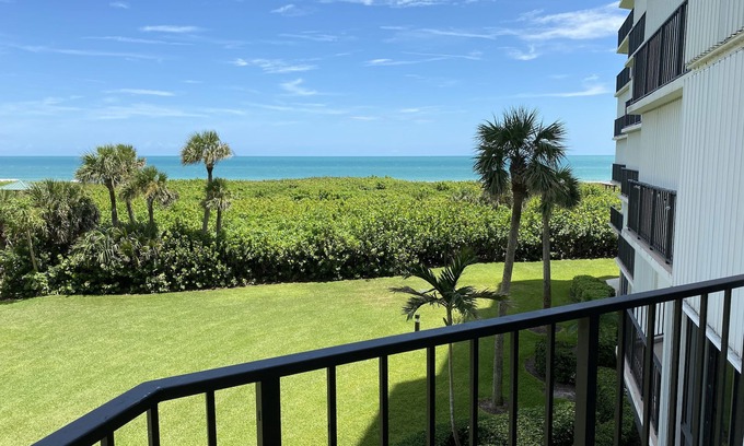 Fort Pierce Shores Condominio | Completely Remolded Relaxing Beach View Condo