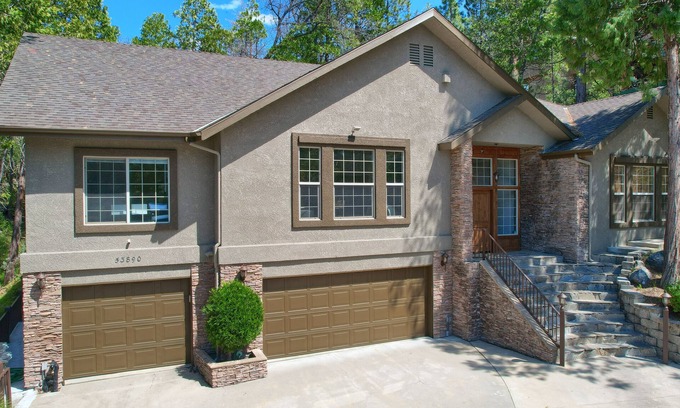 Bass Lake Casa | ¡ALQUILER NUEVO! Espacioso, lujoso retiro en el lago