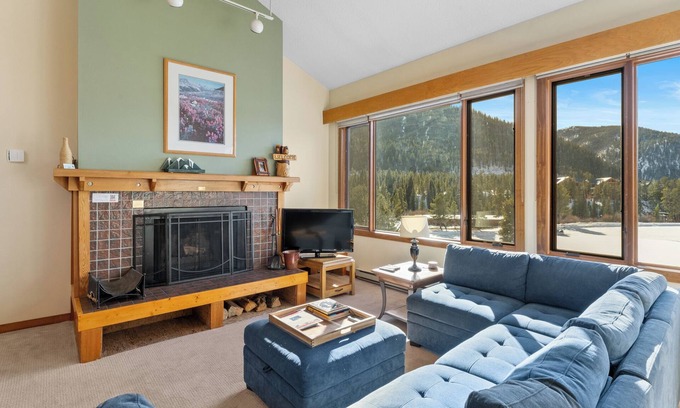 Lakeside Village Condominio | Condo Near Keystone Lake & Ski Village, Tons to do & Unwind by the Fireplace!