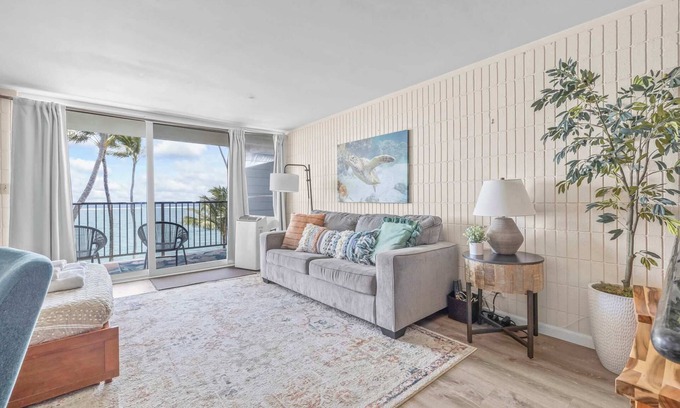 Punaluu Condominio | Condo on beach with AC