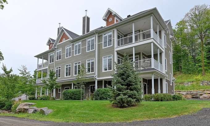 Bromont Condominio | Condo ski in ski out and bike in/out. Direct access to C1