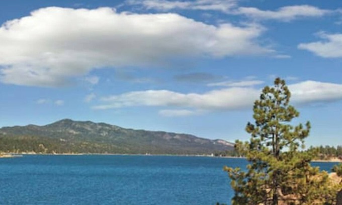 Big Bear Lake Complejo | Condo Style Resort Big Bear Lake Full Kitchen, BBQ Grill, Patio, Three Hot Tubs