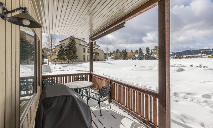 Big Sky Meadow Village Condominio | Condo w/ Community Hot Tub close to Town Center & Big Sky Resort - Park Condo Escape