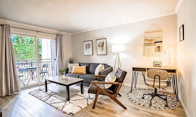Bridle Trails Condominio | Condo with king bed, walk to Microsoft, park