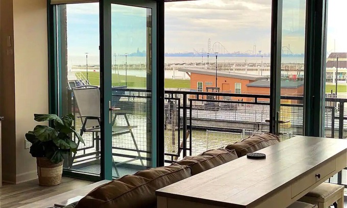 Sandusky Condominio | Condo with Lake & Cedar Point View