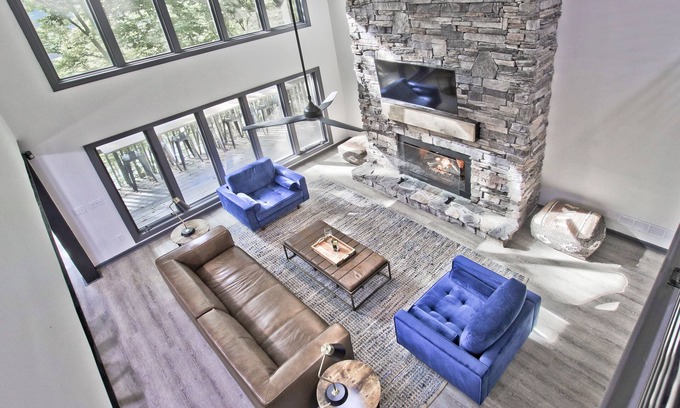 Jasper Casa | Contemporary 5 bedroom and 4 bath lake home