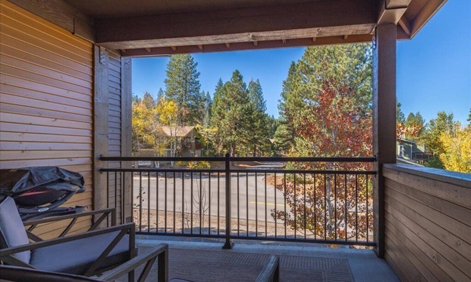 Truckee Condominio | Hermosa casa de pueblo .5 millas a pie del centro de Truckee! Limpio y contemporáneo.